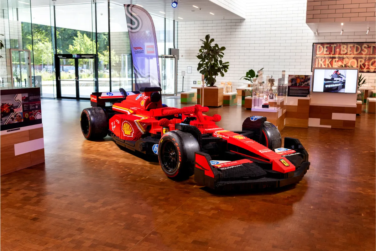 Rød Ferrari F1-racer ruller ind i LEGO House